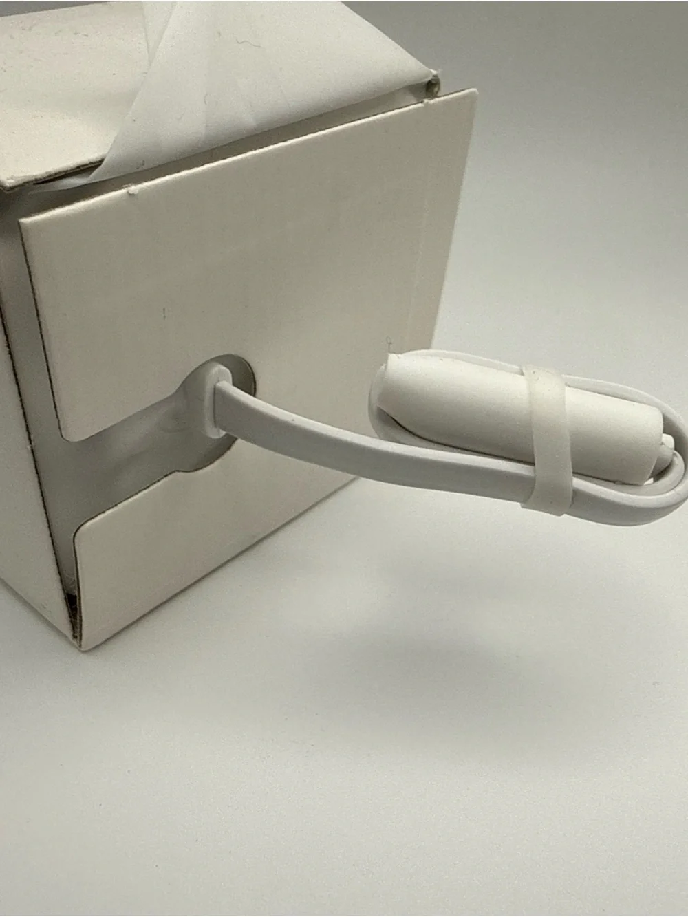 Wyze White Camera Accessory Kit with USB Cable and Mount